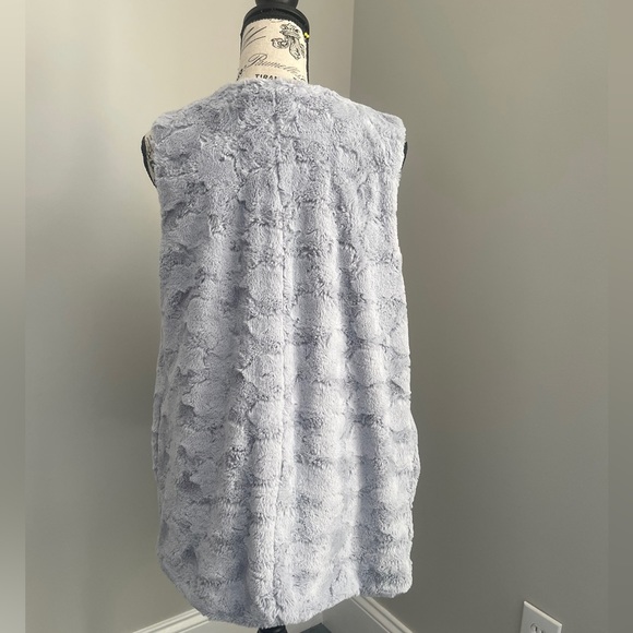 SADIE & SAGE ladies vest. Bag 12 - Picture 3 of 7